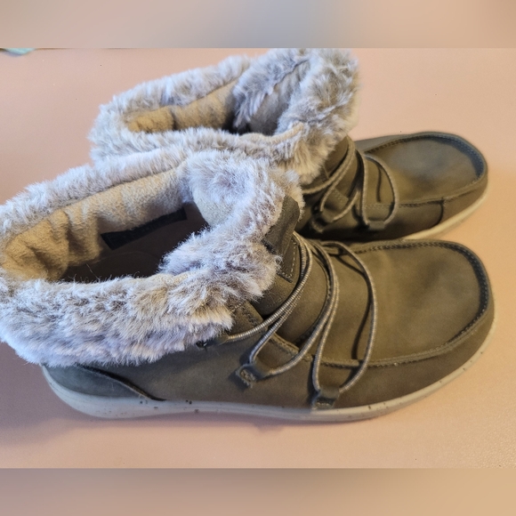 HEY DUDE Gray Fur-Lined Boots - Picture 10 of 10